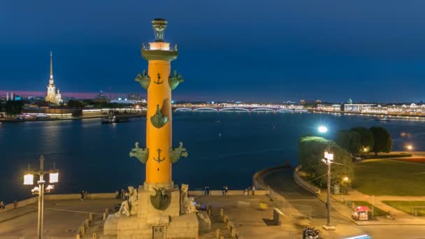 La vista frontal de la parte superior de la columna rostral, la catedral de Pedro y Pablo y el timelapse de Neva . — Vídeo de stock