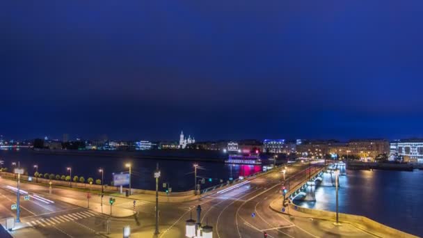 Malaya Neva floden. Birzhevoy Exchange Bridge och trafik på natten timelapse. Sankt-Petersburg, Ryssland — Stockvideo