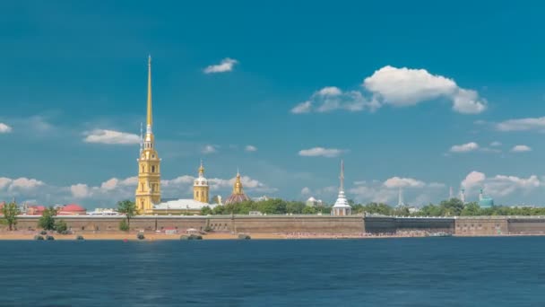 Petropavlovská pevnost napříč timelapse řeky Něvy, St. Petersburg, Rusko — Stock video