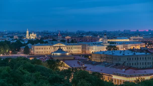 Здание Кунсткамеры и городской пейзаж ночью и днем с колоннады кафедрального собора Святого Исаака . — стоковое видео