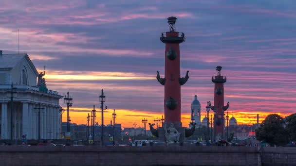 Puesta de sol sobre Strelka - Escupida de la isla de Vasilyevsky con la antigua bolsa de valores y columnas rostrales timelapse en San Petersburgo, Rusia — Vídeo de stock