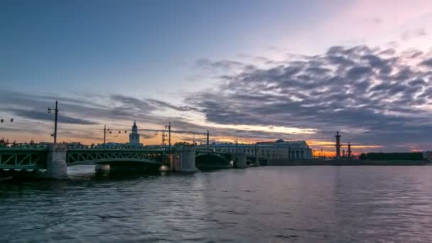 Tráfico en la plaza Birzhevaya después de la puesta del sol día a la noche timelapse — Vídeos de Stock