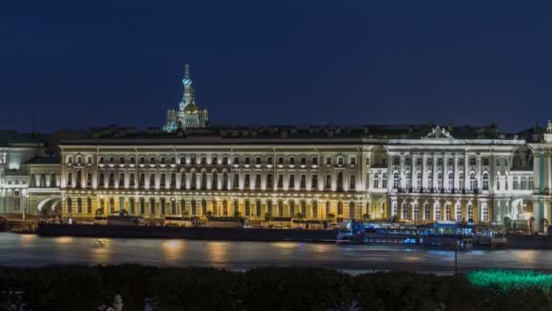 El terraplén del Palacio y el timelapse del Palacio de Invierno la noche de junio. San Petersburgo, Rusia — Vídeo de stock