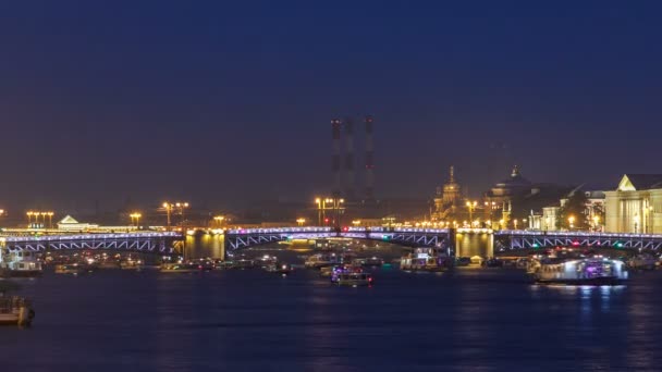 Время открытия Дворцового моста, много кораблей и лодок. Russia, Moscow — стоковое видео