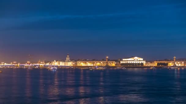 Время открытия Дворцового моста, много кораблей и лодок. Russia, Moscow — стоковое видео