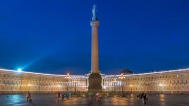 St Petersburg Alexander Sütun timelapse Palace Square gece ışıkları görünümü, Rusya.