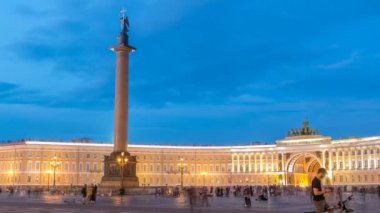 St Petersburg Alexander Sütun timelapse Palace Square gece ışıkları görünümü, Rusya.