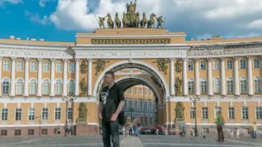 Genelkurmay bina timelapse - tarihi bir bina, St Petersburg Sarayı Meydanı üzerinde yer almaktadır.