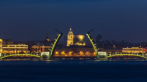 Vista noturna do cuspo da ponte de Birzhevoy aberta timelapse, São Petersburgo, Rússia . — Vídeo de Stock