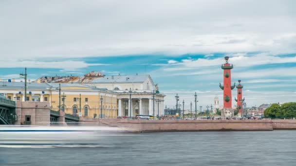 Strelka - Cuspo da ilha de Vasilyevsky com a antiga bolsa de valores e colunas rostrais timelapse em São Petersburgo, Rússia — Vídeo de Stock