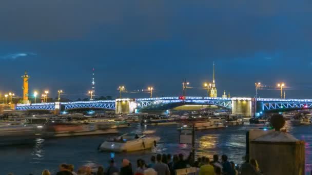 Вид на время открытия Дворцового моста, который простирается между - шпилем Петропавловской крепости — стоковое видео