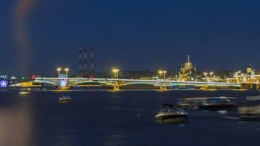 Beyaz geceler sırasında Blagoveshchensky duyuru köprü timelapse St. Petersburg, Rusya