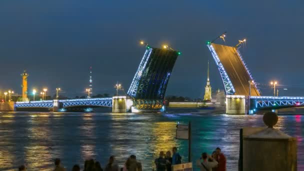 Pohled na otevřený palác Palace Bridge, který se rozprostíjí mezi-Spiry Petera a Paula pevnost — Stock video