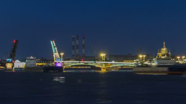 Il timelapse del Blagoveshchensky Annunciation Bridge durante le notti bianche a San Pietroburgo, Russia — Video Stock