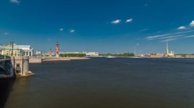 Strelka - Saint Petersburg, Rusya'nın eski Menkul Kıymetler Borsası ve Rostral sütunları timelapse ile Vasilyevsky adanın tükürmek