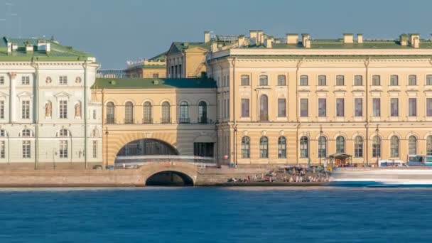 Les gens sur le pont de l'Ermitage et les escaliers près de la rivière Neva timelapse . — Video