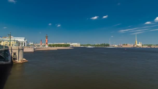 Strelka - Spit of Vasilyevsky Island with the Old Stock Exchange and Rostral Columns timelapse in Saint Petersburg, Russia — Stock Video