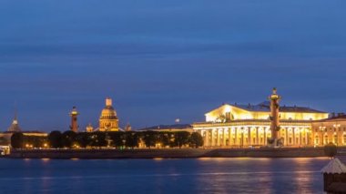 Eski borsa timelapse hyperlapse, rastralnye sütun, St. Isaacs Katedrali manzarası. St. Petersburg Rusya