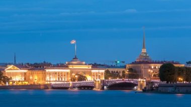Quay Amirallik Binası ve wthite gece Palace bridge timelapse Neva Nehri'nin. St. Petersburg, Rusya Federasyonu