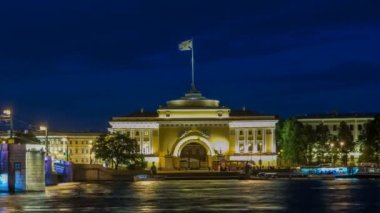 Quay Amirallik Binası ve Palace bridge timelapse hyperlapse wthite gece Neva Nehri'nin. St. Petersburg, Rusya Federasyonu
