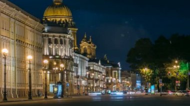 Saint Isaacs Katedrali'nin Saray kare gece timelapse Sankt Petersburg, Rusya.