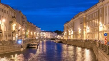 Moika nehir iskele Köprüsü timelapse ile gece manzarası. Saint Petersburg, Rusya Federasyonu.