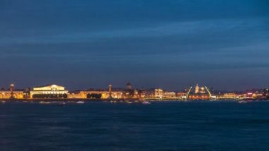 Gece görünümünü Vasilyevsky adanın tükürmek ve rostral sütun timelapse, Saint Petersburg, Rusya Federasyonu ile Birzhevoy Köprüsü açıldı.