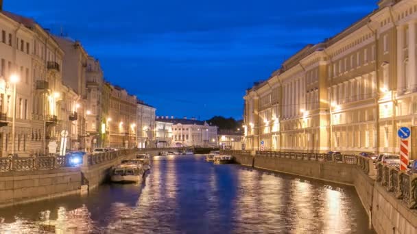 Vista nocturna del muelle del río Moyka con timelapse puente. San Petersburgo, Rusia . — Vídeo de stock