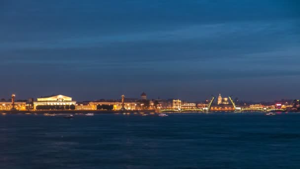 Éjszakai kilátás köpni a Vaszilij-szigeten, és nyitott Birzhevoy híd rostralis oszlop timelapse, Szentpétervár, Oroszország. — Stock videók