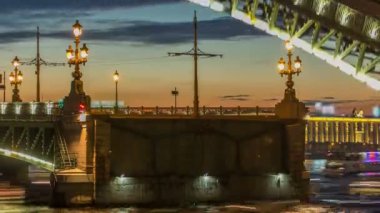 Trinity Köprüsü timelapse ve Saint-Petersburg, Rusya'nın Neva nehrinde tekne vardır zevk açma.