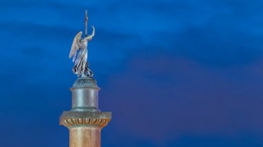 Saray Meydanı gece timelapse Alexandria sütun üzerinde melek heykeli. Saint - Petersburg. Rusya