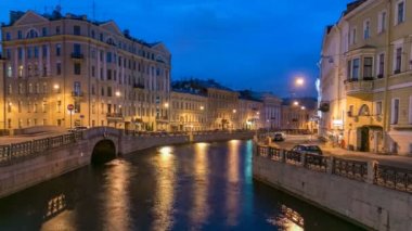 Moika nehir Quay ikinci kış köprü timelapse ile gece manzarası. Saint Petersburg, Rusya Federasyonu.