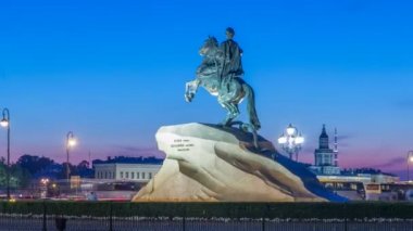 Peter büyük bronz Süvari Yaylası girişindeki nitelikli anıt Senato Meydanı gece timelapse hyperlapse. St Petersburg, Rusya Federasyonu
