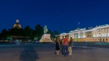 Peter büyük bronz Süvari Yaylası girişindeki nitelikli anıt Senato Meydanı gece timelapse. St Petersburg, Rusya Federasyonu