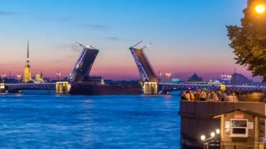 -Peter ve Paul Fortress spire yayılan açık Palace Bridge timelapse görünümünü