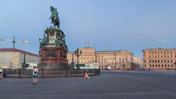 Vista do palácio de Mariinsky e monumento a Nikolay I do dia quadrado de Isaacs ao hyperlapse timelapse da noite. São Petersburgo, Rússia — Vídeo de Stock