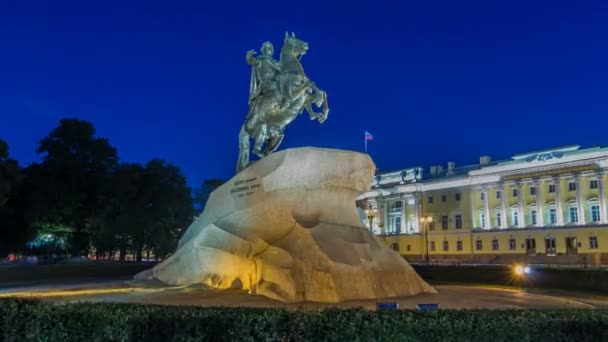 Peter büyük bronz Süvari Yaylası girişindeki nitelikli anıt Senato Meydanı gece timelapse hyperlapse. St Petersburg, Rusya Federasyonu — Stok video