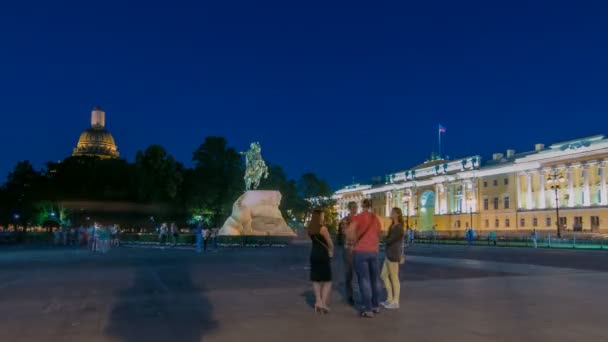 Peter büyük bronz Süvari Yaylası girişindeki nitelikli anıt Senato Meydanı gece timelapse. St Petersburg, Rusya Federasyonu — Stok video