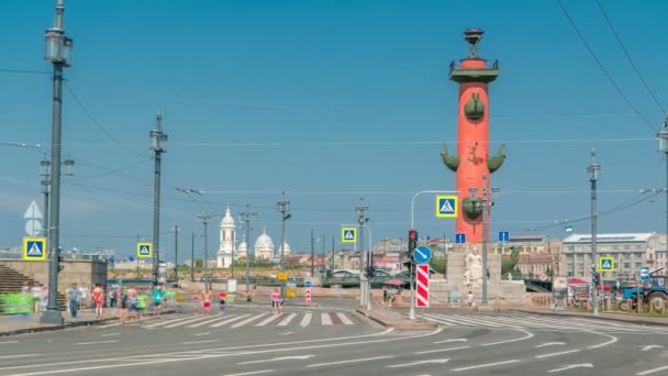 Birzhevoy Bridge och rostralt kolumner timelapse. XXVII internationella marathon i Sankt Petersburg, Ryssland — Stockvideo