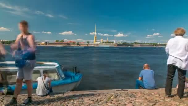 ネヴァ川タイムラプス、サンクトペテルブルク、ロシア間でのペトロパヴロフスク要塞 — ストック動画