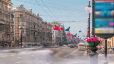 St Petersburg Ayaklanma Meydanı yakınlarındaki Nevsky Prospekt timelapse görünümü. Rusya