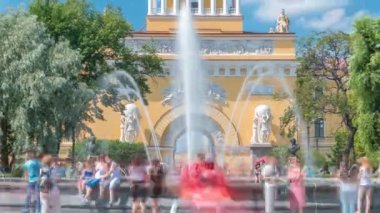 St Petersburg'da Admiralty bina timelapse Güneşli yaz günü ana girişinde çeşme