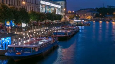 Anichkov köprüsünden Fontanka nehri nehre gece manzarası.