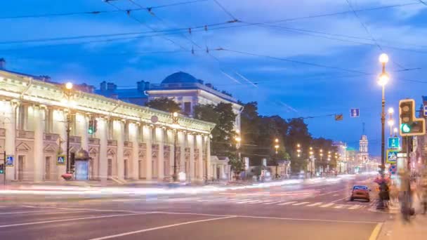 Движение на Невском проспекте Санкт-Петербурга ночью — стоковое видео