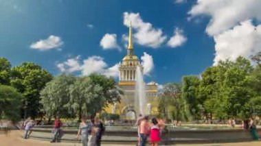 St Petersburg'da Admiralty bina timelapse hyperlapse Güneşli yaz günü ana girişinde çeşme