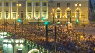Vasilyevsky Adası ve Kalabalık timelapse ile Birzhevoy Köprüsü Gece görünümü, Saint Petersburg, Rusya.