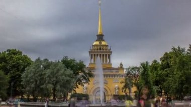 St Petersburg Admiralty bina timelapse hiperlapse bulutlu yaz günü ana girişinde çeşme