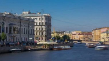 Fontanka Nehri timelapse hyperlapse dolgu, Anichkov köprüsünden görünüm, Saint-Petersburg, Rusya
