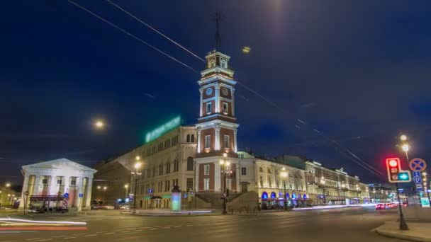 Widok nocny do wieży miejskiej duma przy ulicy Newski timelapse Hyperlapse. St. Petersburg, Federacja Rosyjska — Wideo stockowe