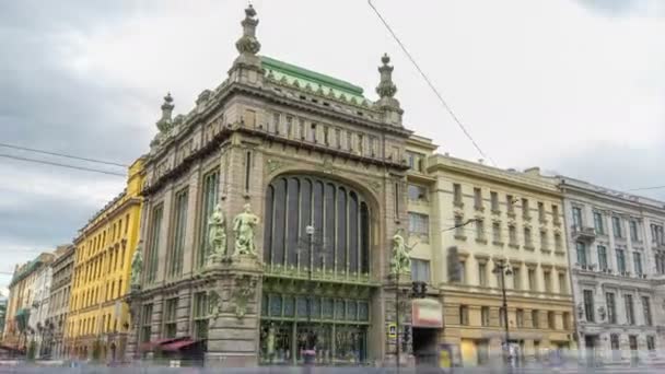 El tráfico en Nevsky prospecto cerca de Eliseevsky tienda timelapse hiperlapso - el Teatro de la comedia de N. P. Akimova. PETERSBURG, RUSIA — Vídeo de stock